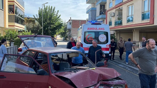Aydın'da otomobil aydınlatma direğine çarptı: 2 yaralı
