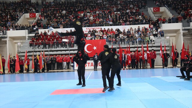 Kastamonu'da Cumhuriyet Bayramı coşkusu: Jandarma komandolar ve sporcuların gösterileri nefesleri kesti