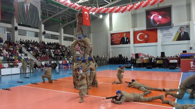 Jandarmadan Türk bayraklı insan piramidi gösterisi