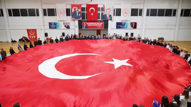 Ayvalık'ta Cumhuriyet coşkusu salonlara sığmadı
