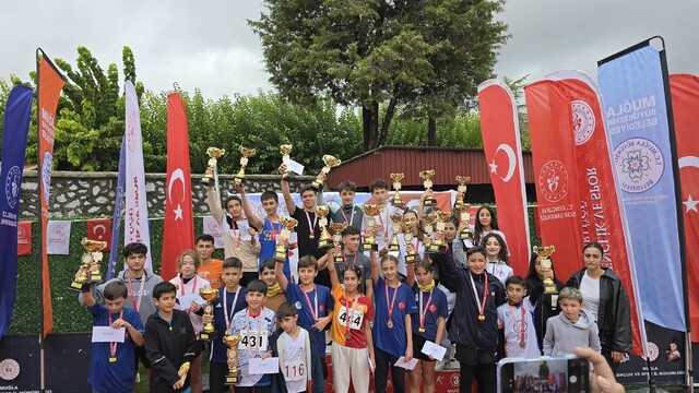 Cumhuriyet koşusunda dereceye girenler ödüllerini aldı