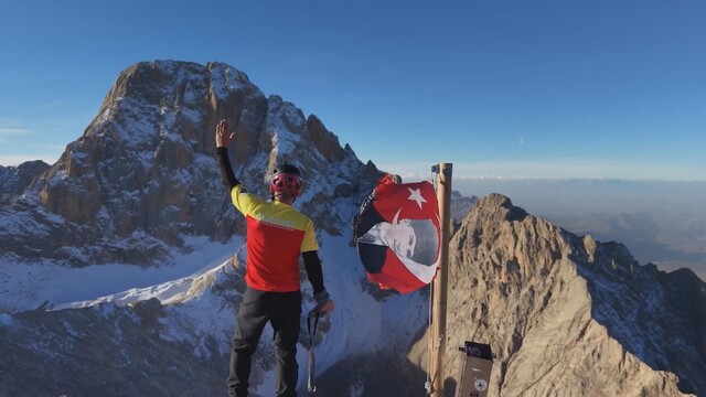 Havada, karada, suda Türk bayrağını dalgalandırdılar
Türkuaz Doğa Sporları Arama ve Kurtarma Derneği Başkanı Deniz Temel:
"Tek bayrak, tek cumhuriyet"