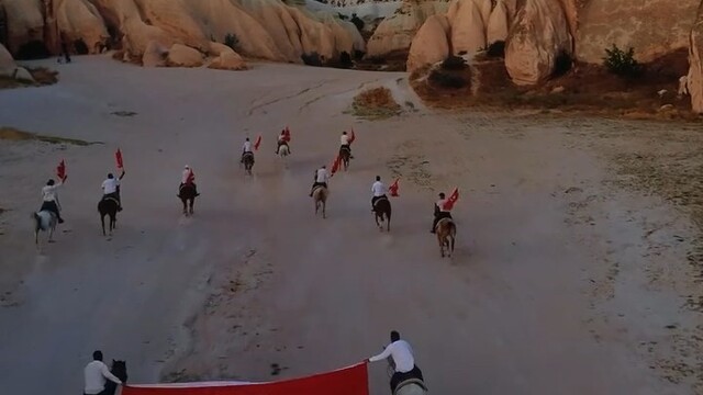 Nevşehir'de at çiftliklerinden 29 Ekim'e özel Türk bayraklı gösteri
Atlar üzerinde açılan Türk bayrağı dronla görüntülendi