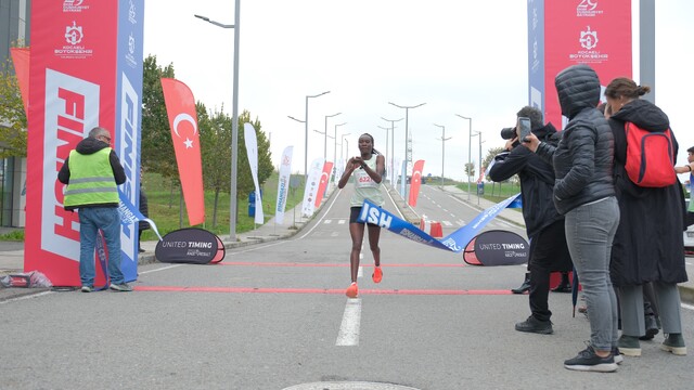 Binlerce kişi Cumhuriyet için Osmangazi Köprüsü'nde koştu
Osmangazi Köprüsü ilk kez Cumhuriyet Koşusu'na ev sahipliği yaptı
