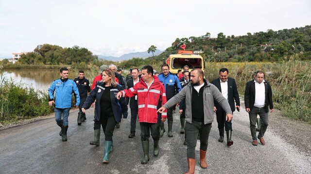 Başkan Aras, taşkın bölgelerinde incelemelerde bulundu
Muğla Büyükşehir Belediye Başkanı Ahmet Aras, metrekareye 118,4 kilogram yağış düşen Dalaman'da taşkından etkilenen bölgeleri ziyaret ederek yürütülen çalışmaları yerinde inceledi.