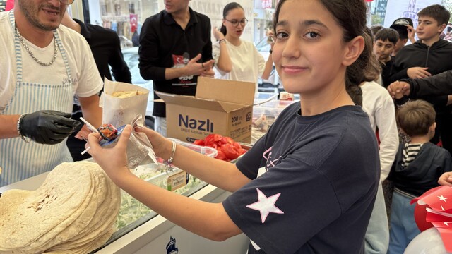 İzmirli dönerciden 29 Ekim'de çocuklara ücretsiz döner