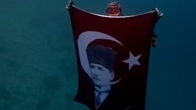 Akyaka'da Cumhuriyet Bayramı'nı su altında kutladılar