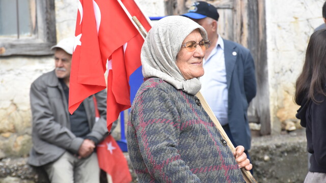 Antalya'da kırsal mahalle sakinleri Cumhuriyet Bayramı'nı okul yıllarındaki heyecanla kutladı