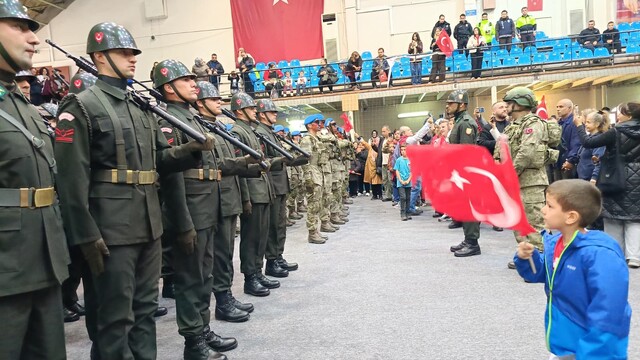 Edirne'de Cumhuriyet coşkusuna bayraklı küçük çocuk damga vurdu