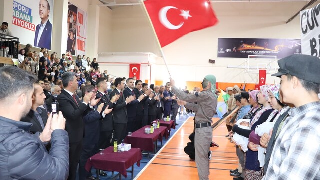 Selendi'de cumhuriyet coşkusu gençlik merkezine sığmadı