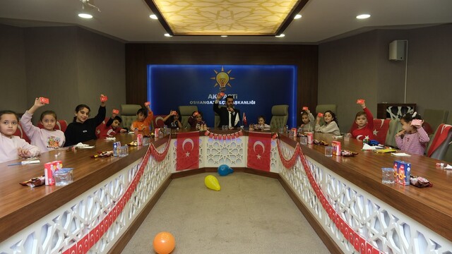 AK Parti Osmangazi'den 29 Ekim'e anlamlı etkinlik
Minik ellerden şehit ailelerine bayrak hediyesi