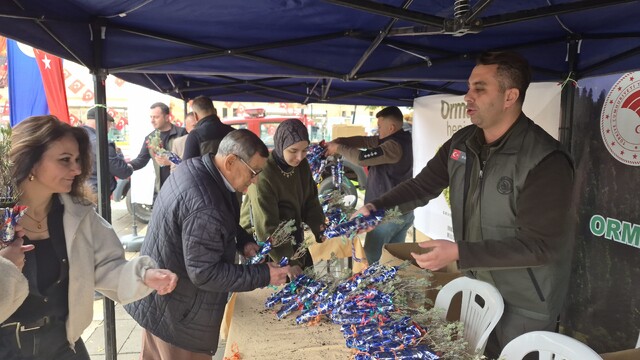 Eskişehir'de Cumhuriyet'in 103'üncü yılına özel bin 103 lavanta fidanı dağıtıldı