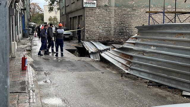 İnşaat yanında zemin çöktü doğalgaz ve su borusu patladı