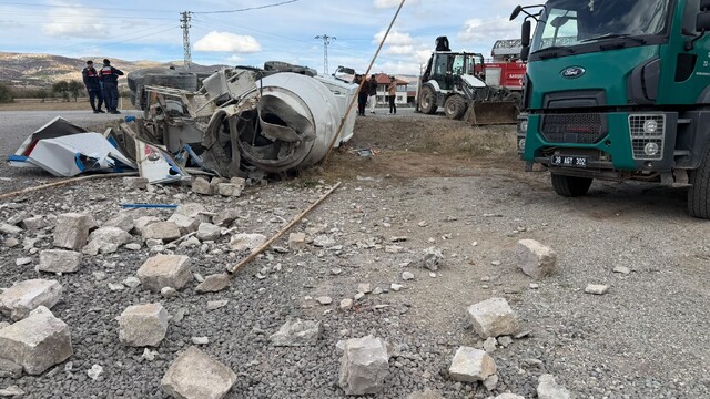 Yozgat'ta devrilen mikser metrelerce sürüklendi