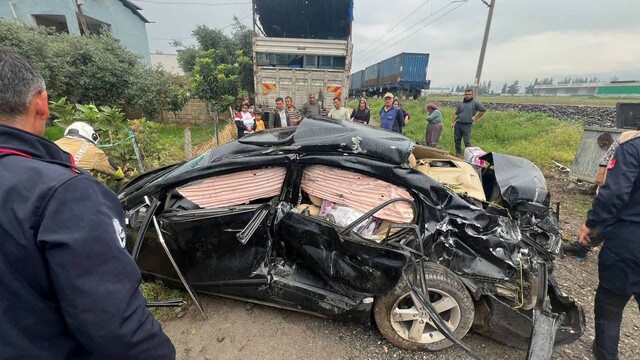 Hatay'da hemzemin geçitte yük treninin çarptığı otomobildeki 2 kişi yaralandı