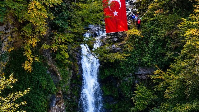 Giresun'da şelale üzerinde Cumhuriyet kutlaması