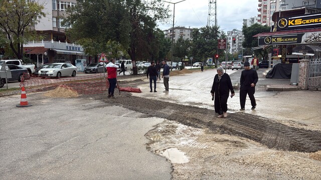 Adana'da şiddetli yağış sonrası yol çöktü