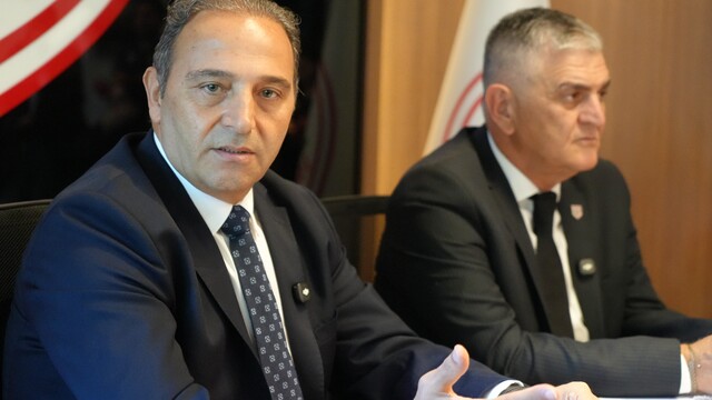 Fuat Çapa: "Samsunspor gerekirse devre arasında yeni bir takım kurar"
Samsunspor Futbol Direktörü Fuat Çapa:
"İki kere istifa ettim, kabul görmedi"
"Devre arasında mutlaka transfer yapacağız"