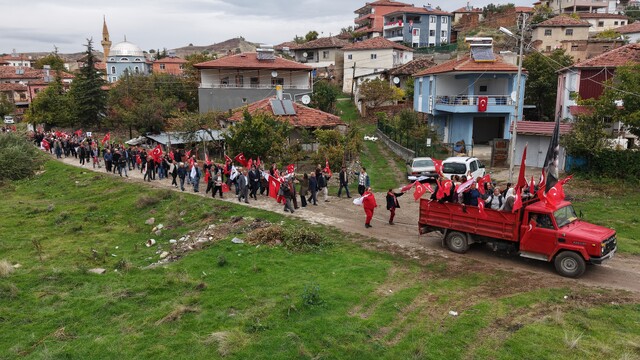 Anadolu köyünde Cumhuriyet coşkusu: Yaşlısı genci bayraklarla yürüdü, halaylar çekti