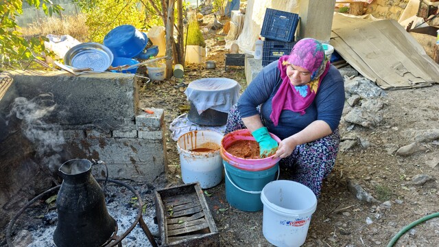Bozkır'da yörüklerin kuşburnu marmelatı ve keçiboynuzu pekmezi mesaisi başladı