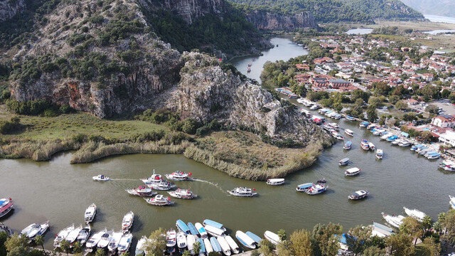 Dalyan Kanalı'nda 103 tekneyle Cumhuriyet'in 103. yılına özel kortej oluşturuldu