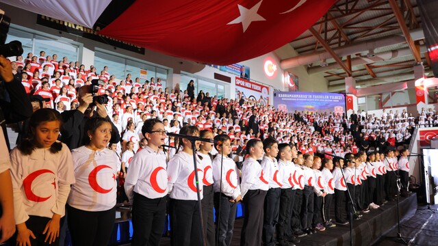Kahramanmaraş'ta bin 300 öğrenci Cumhuriyet için aynı sahnede buluştu
"Cumhuriyetin Bin Sesi" konserinde öğrencilerden koro şöleni