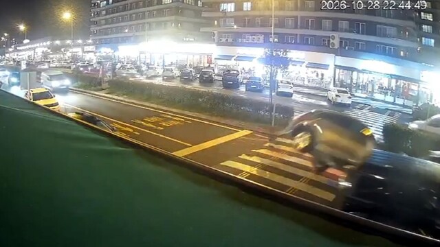 Otomobilin park halindeki araca çarpıp takla attığı kazanın görüntüleri ortaya çıktı