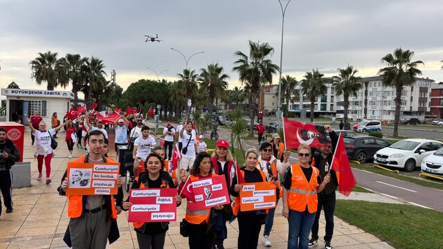 Samsun'da LÖSEV Cumhuriyet Bayramı'nı 29 metrelik Türk bayrağı açarak kutladı