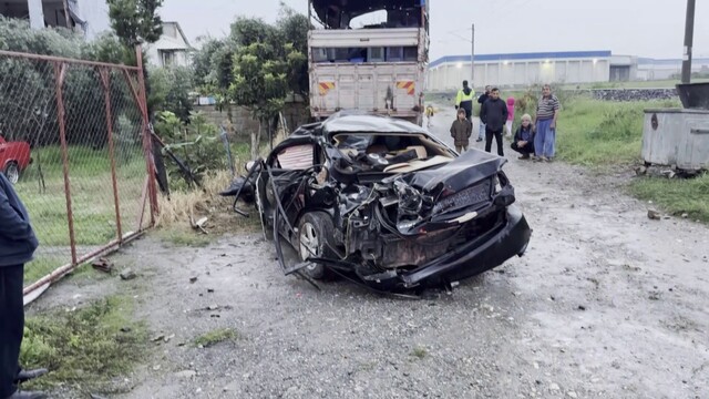 Trenin çarpmasıyla metrelerce sürüklenen otomobildeki anne öldü, oğlu yaralandı
Kaza anları kameraya yansıdı