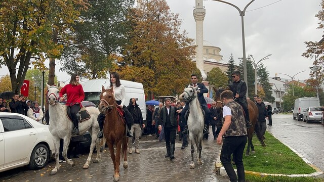 Sağanak yağış altında Cumhuriyet Bayramı'nı kutladılar