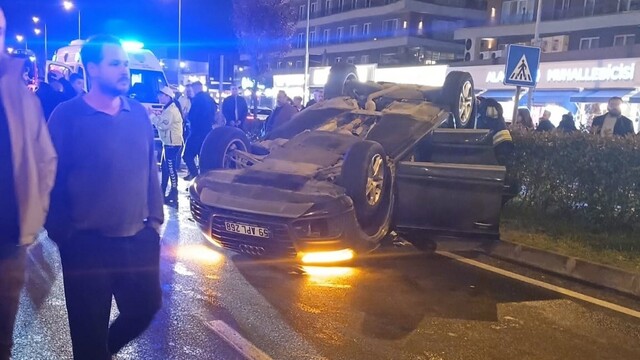 Çorlu'da otomobil takla attı: 2 yaralı
Kaza anı kameraya yansıdı