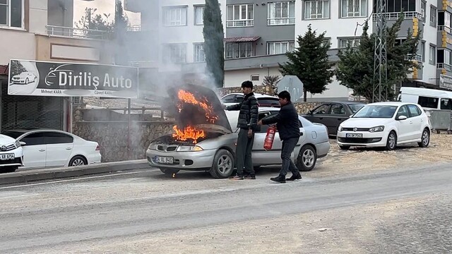 Seyir halindeki otomobil alev aldı