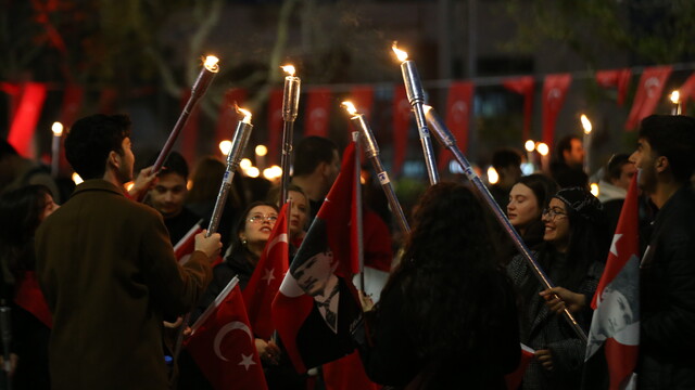 Çanakkale'de 29 Ekim Cumhuriyet Bayramı fener alayıyla kutlandı
