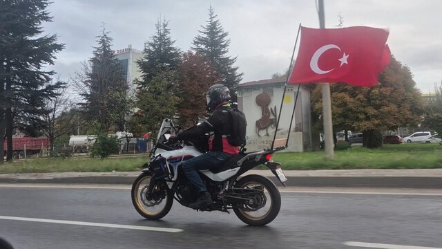 Motosikletinin arkasına astığı Türk bayraklarıyla çevre yolunda ilerledi