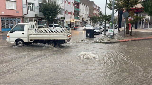 Karaman'da sağanak yağış yolları göle çevirdi