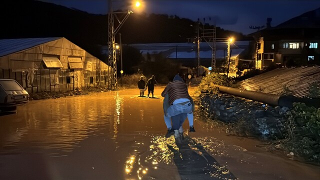 Mersin'de sağanak yağış hayatı olumsuz etkiledi