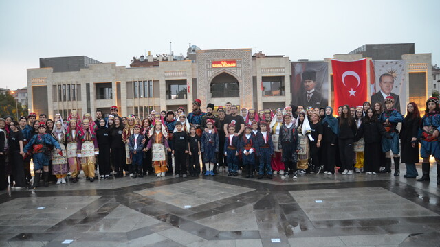 Konya'da Cumhuriyet'in 103. yılı, 103 kişilik zeybek gösterisiyle kutlandı