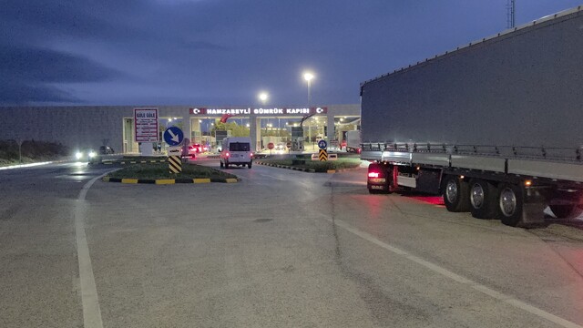 Hamzabeyli Gümrük Kapısı açıldı, tır çıkışlardı tekrar başladı
Schengen vizesi ve geçiş sorunları sebebiyle 3 gündür bekleyen tır şoförleri, Hamzabeyli'den tekrar geçmeye başladı
Sürücüler, kapının açılmasıyla çıkışların başladığını belirtirken, Avrupa güzergâhında ileride neyle karşılaşacaklarını bilmediklerini söyledi