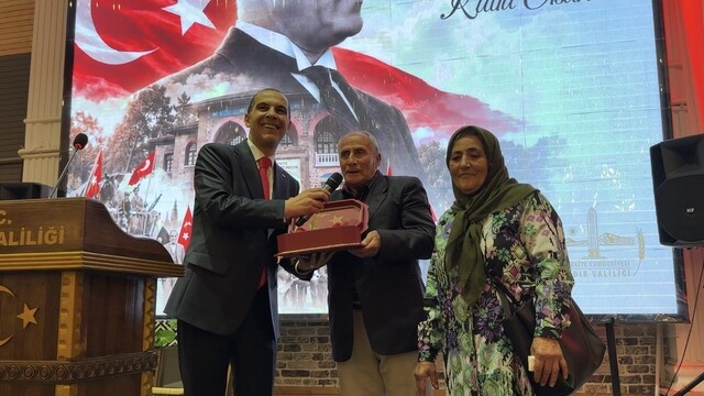 Vali Taşolar, bisikletiyle ve elinde bayrağıyla konvoya katılan Urfullah Çiftçi'yi resepsiyonda ağırladı