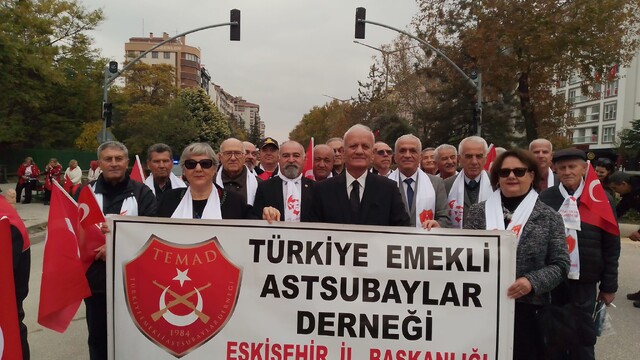 TEMAD Eskişehir İl Başkanlığı üyeleri 29 Ekim geçit töreninde yürüdü
İl Başkanı Cihan Caylak:
"Cumhuriyetimizin değerlerine bağlılığımızı kararlılıkla sürdüreceğiz"
