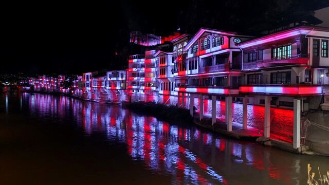 Amasya'da tarihi yapılar kırmızı beyaza büründü