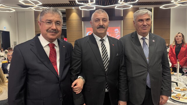 Tören alanında tepki gösteren şehit babası ile Vali Yılmaz resepsiyonda bir araya geldi
Şehit babası Alişan Şahin: "Tepkimiz devlete değil, iki kez yerimizden kaldırılmak ağrıma gitti"
Eskişehir Valisi Erdinç Yılmaz: "İkinci defa kaldırılmaları çok yanlış, gereğini yapacağım"