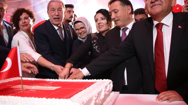 Vali Gökmen Çiçek: "Tarihi mücadelelerle, zaferlerle şekillenmiş köklü bir milletin evlatlarıyız"
Kayseri'de 29 Ekim Cumhuriyet Bayramı düzenlenen resepsiyonla kutlandı