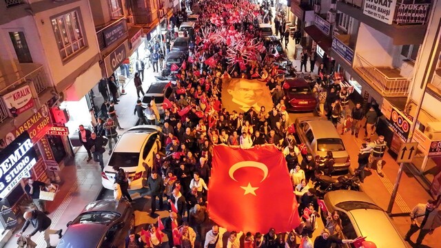 Efeler'de Cumhuriyet yürüyüşü