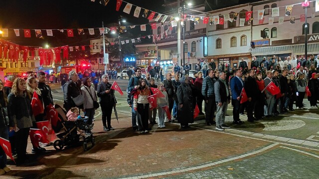 Mudurnu'da Cumhuriyet coşkusu fener alayı ile taçlandı