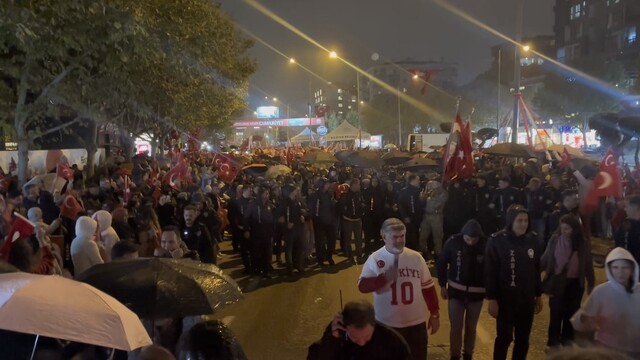 Bursa'da yağmura rağmen Can Bonomo ile Cumhuriyet coşkusu