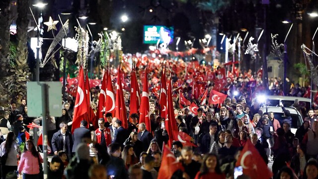 İzmir'de 103'üncü yıl coşkusu gökyüzünü aydınlattı
İzmir Büyükşehir Belediyesinden Cumhuriyet kutlamalarına özel görsel şölen