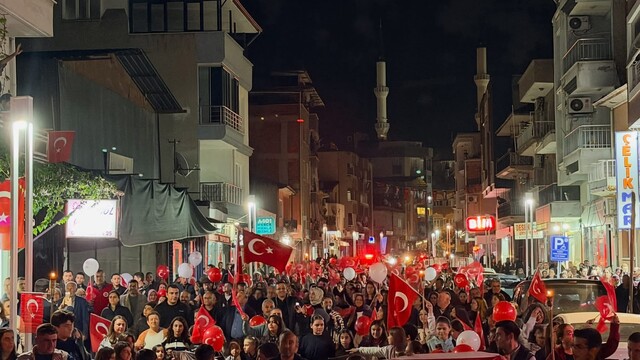 Sarıgöl'de Cumhuriyet coşkusu fener alayıyla sokaklara taştı