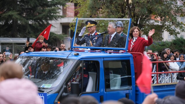 Eskişehir'de Cumhuriyet coşkusu cadde ve sokakları sardı