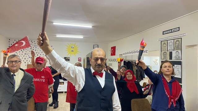 Odunpazarı Belediyesi'nin yaşlı bakım merkezlerinde Cumhuriyet coşkusu
Koca Çınar ve Lütfü Yüksel Yaşlı Bakım Merkezi sakinleri Cumhuriyet'in 103'üncü yılını kutladı